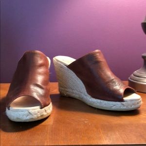 Tobacco leather peep toe jute wedges